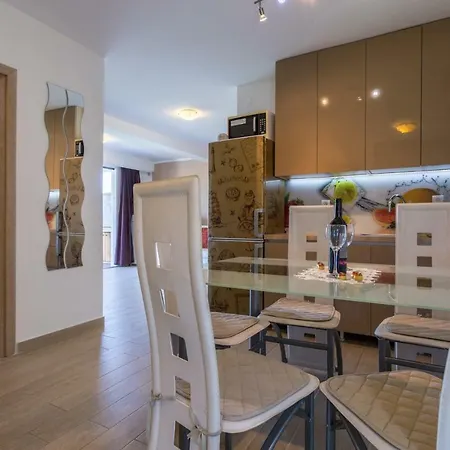 Trava Just A Few Steps From The Seaside